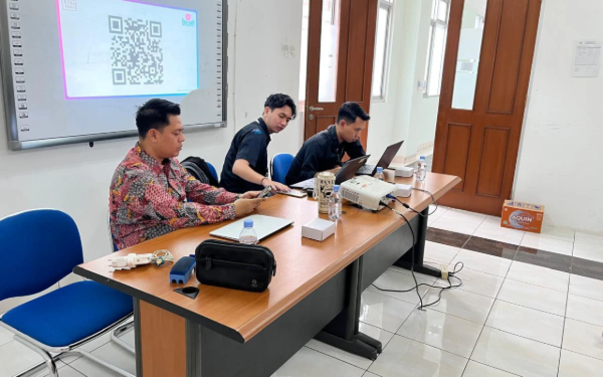 Foto Ahmad Ghozi, Kepala CDC UIN Malang bersama tim dari PT Pesta Pora Abadi dalam kegiatan Walk in Interview. (Foto: CDC UIN Malang)