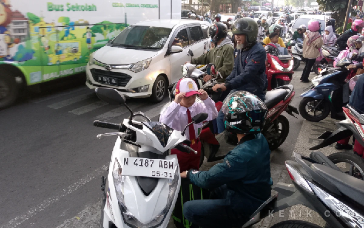 Thumbnail Berita - Bukan Sekadar Mengantar, Pelukan Ayah Hangatkan Hari Pertama Sekolah di SD Muhammadiyah 1 Malang