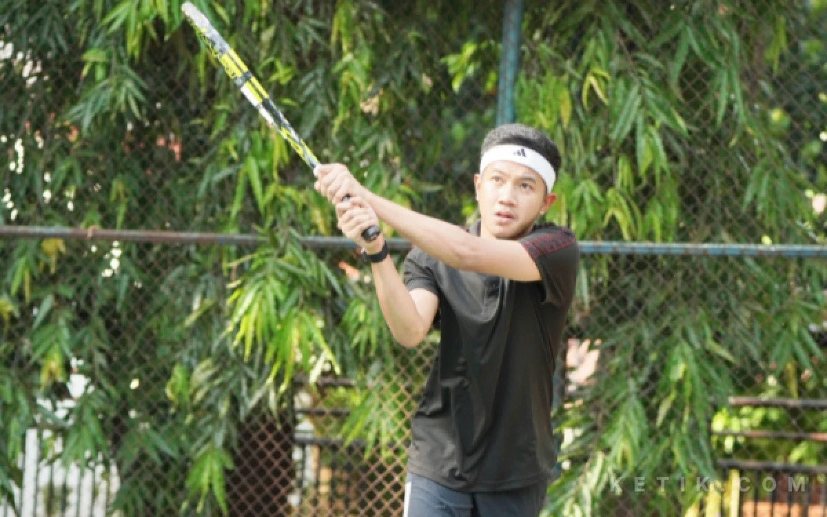 Foto Rafi Wibisono menggemari beragam cabang olahraga. Salah satunya tenis lapangan. (Foto: Istimewa)