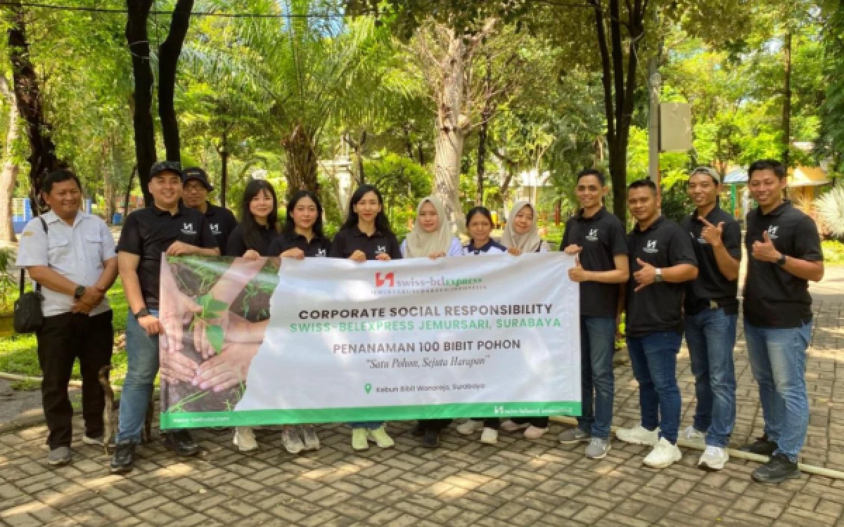 Foto Manager Swiss-belexpress Jemursari Surabaya, Tirtasari bersama karyawan melakukan penghijauan dengan menanam 200 bibit tanaman di Kebun Bibit Surabaya. (Dok. Swiss-belexpress Jemursari)