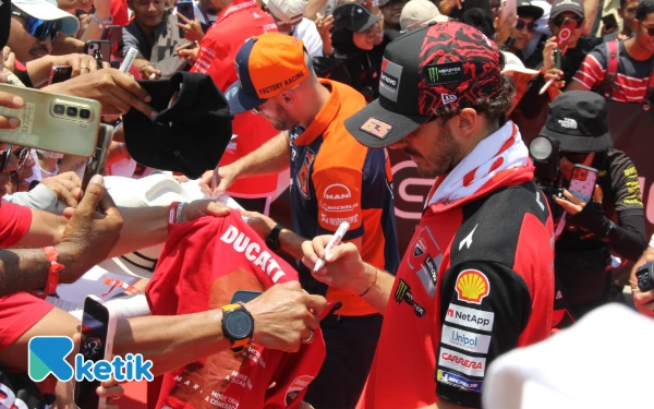 Thumbnail Pembalap yang hadir mulai Alex Rins (Monster Yamaha) hingga Francesco Bagnaia hadir melayani foto dan tanda tangan pembalap. (Foto: Rahmat Rifadin/Ketik)