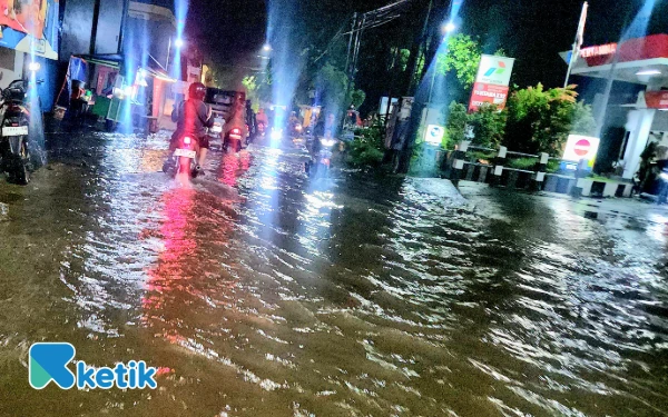 Surabaya Utara "Tenggelam"! Hujan Deras Picu Banjir Parah, Warga Geram
