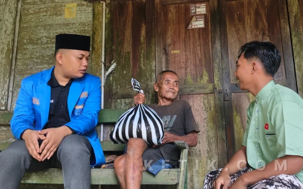 Thumbnail Berita - Cerita Ponijan, Lansia Sebatang Kara di Pacitan yang Semringah usai Terima Bantuan PMII