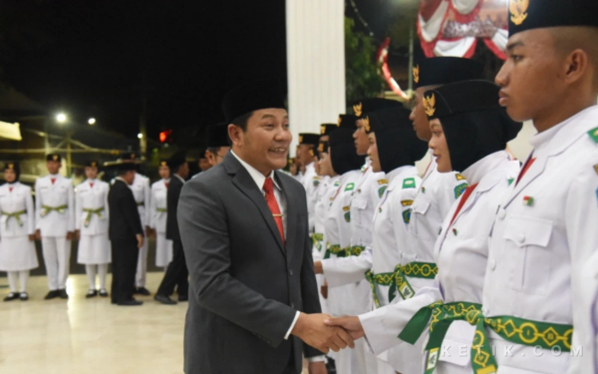 Foto Bupati Subandi menjabat tangan dan mengucapkan selamat kepada para anggota Paskibraka Sidoarjo. (Foto: Martha/Kominfo Sidoarjo)