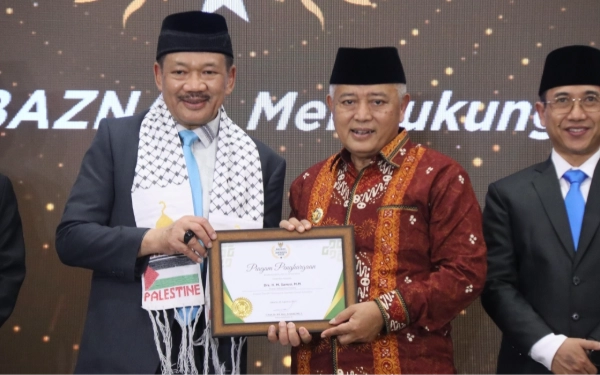 Thumbnail Berita - Dukung Gerakan Zakat Indonesia, Bupati Malang Terima Penghargaan Baznas Award