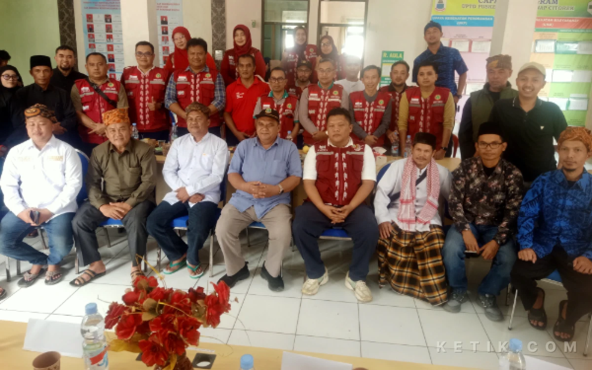 Foto Foto bersama Kadis Kesehatan, pegawai Puskesmas Citorek dan PPNI Lebak. (Foto: Abdul Kohar/Ketik.com)