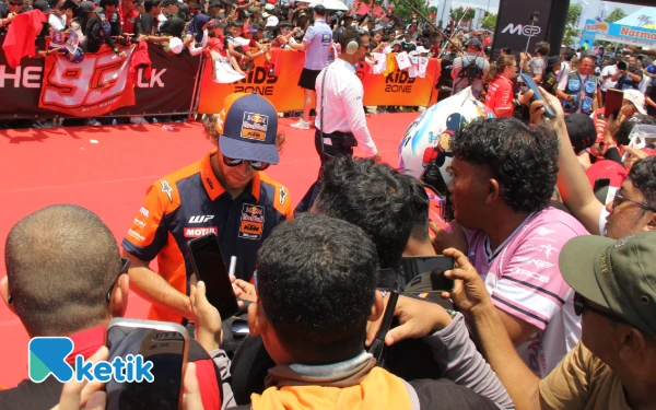 Thumbnail Dari KTM Tech 3 rider Enea Bastianini juga tampak sabar menemui ribuan fans. (Foto: Rahmat Rifadin/Ketik)