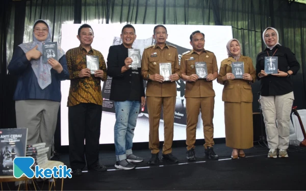 Thumbnail Wali Kota Malang Wahyu Hidayat, Bupati Bondowoso Abdul Hamid Wahid, Wakil Wali Kota Malang Ali Muthohirin, Wakil Bupati Malang Lathifah Shohib, Kadiskominfo Jatim Sherlita Ratna Dewi Agustin, Kadis Peternakan Jatim Indyah Aryani, melaunching Buku karya CEO Ketik.com Kiagus Firdaus berjudul 'Anti Cerai Pasangan Kepala Daerah' terbitan Elexmedia Komputindo di acara puncak Anniversary ke-3 Ketik.com di Graha Ketik, Kota Malang, 9 September 2025. (Foto: Khaesar/Ketik)