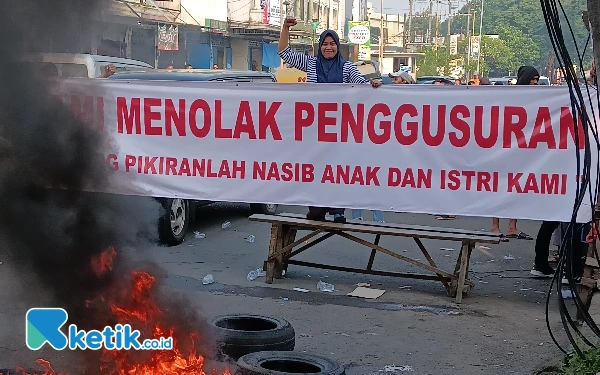Thumbnail Berita - Hendak Ditertibkan Pasukan Gabungan, PKL Pepelegi Sidoarjo Jualan seperti Biasa