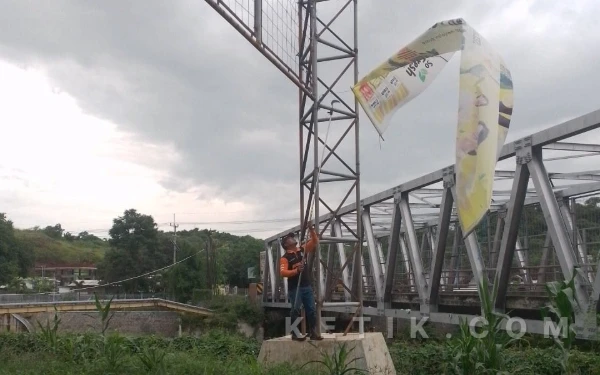 Thumbnail Berita - Bapenda Situbondo Tertibkan Ratusan Reklame Tanpa Pajak