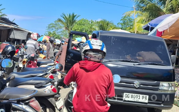 Thumbnail Berita - Parkiran Pasar Labuha Belum Rapi, Jalan Terpantau Menyempit