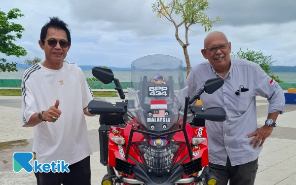 Thumbnail Berita - Ekspedisi Khatulistiwa Malaysia Singgahi Guruapin, Zamri Serahkan Plakat ke Pemkab Halmahera Selatan