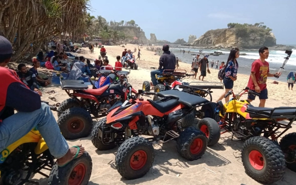 Thumbnail Berita - Mau Petualangan dan Seru-seruan? Yuk, Cobain Keliling Pantai Klayar Pacitan dengan Naik ATV!
