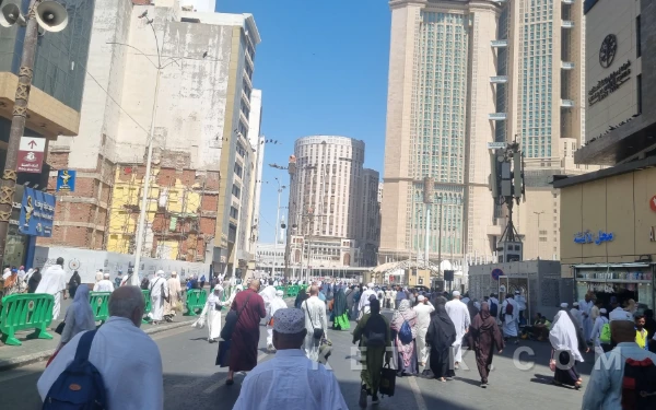 Foto Gelombang jemaah memadati jalur utama Ibrahim Al Khalil menuju Masjidil Haram, Makkah, di bawah cuaca cerah pada sepuluh hari terakhir Ramadan 1447 H, Selasa, 10 Maret 2026. Sejak siang hari, jutaan umat Islam dari berbagai penjuru dunia mulai berbondong-bondong memadati kawasan suci untuk melaksanakan iktikaf dan mengamankan tempat guna mengikuti rangkaian salat Tarawih serta Tahajud berjemaah. (Foto: Fajar Rianto/Ketik.com)