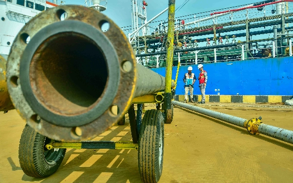 Thumbnail Dua pekerja dengan APD lengkap sedang memantau aktivitas bongkar muat methanol di Pelabuhan Samudera 2 Subholding PT Pelindo Multi Terminal (SPMT) Branch Tanjung Emas Semarang, Rabu (22/5/2024). (Foto: Achmad Fazeri/Ketik.co.id)