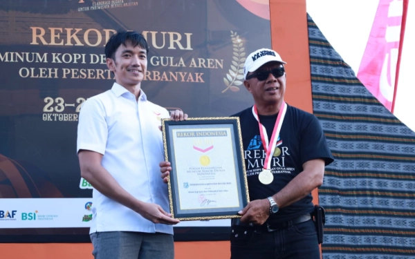 Thumbnail Berita - Catat Sejarah, Pemkab Bulukumba Pecahkan Rekor MURI Minum Kopi dengan Gula Aren Oleh Peserta Terbanyak