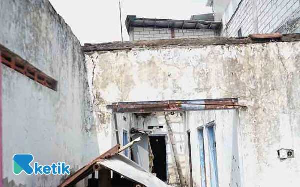 Thumbnail Berita - Bupati Subandi Bantu Upayakan Rehab Dua Rumah Warga Miskin di Prambon