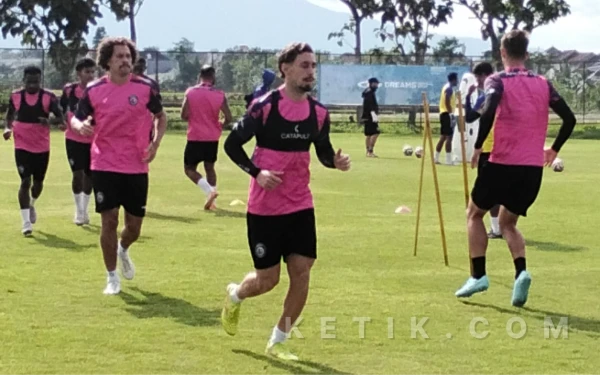 Thumbnail Berita - Melawat ke Kandang Dewa United, Arema FC Boyong Dua Pemain Asing Anyar Mereka