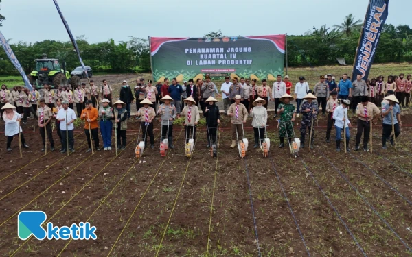 Thumbnail Berita - Tanam Jagung Serentak, Kapolresta Banyuwangi Tekankan Pentingnya Ketahanan Pangan