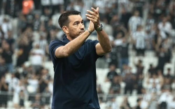 Thumbnail Berita - Giovanni van Bronckhorst Dikabarkan Tinggal Tanda Tangan Kontrak sebagai Pelatih Timnas Garuda