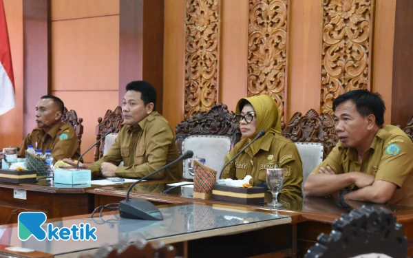 Thumbnail Berita - Revitalisasi Alun-Alun Sidoarjo Capai 90 Persen, Bupati Subandi Minta Lampu Hias Diganti