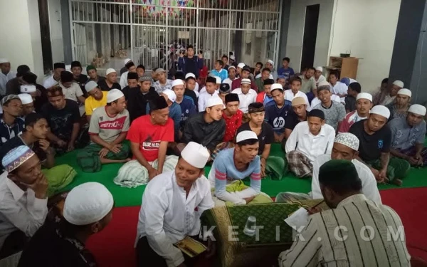 Foto Suasana mengaji yang diajarkan oleh Umar Faruq di Lapas I Lowokwaru Kota Malang. (Foto: Dok. Ketik.com)