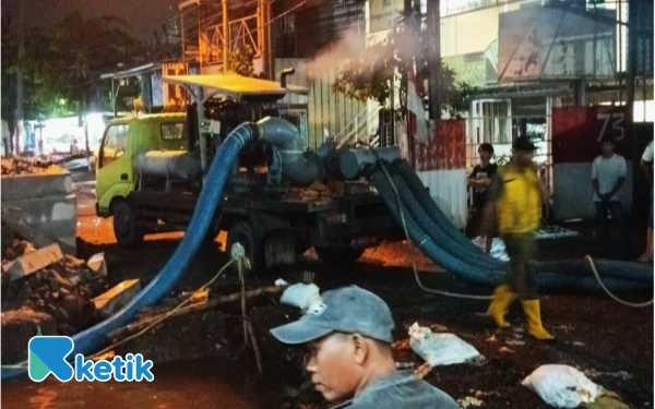 Thumbnail Berita - Pompa Portabel Sedot Genangan di Waru, Sampah dan Bangli Jadi Pemicu Banjir Sidoarjo