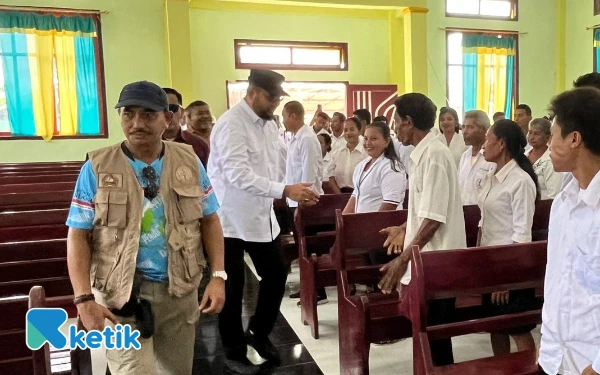 Thumbnail Berita - Dukcapil Halsel Gelar Nikah Massal, Bupati Bassam Serahkan Akta Resmi Pasangan