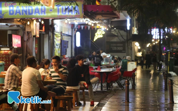 Thumbnail "Rek, ayo rek, mlaku-mlaku nang Tunjungan," Lirik lagu itu tentu tak asing di telinga masyarakat kota Surabaya. Jalan Tunjungan yang penuh sejarah memang menjadi salah satu destinasi wisata yang paling digemari untuk melepas penat di malam hari di Kota Pahlawan Surabaya. (Foto: Rahmat Rifadin/Ketik.co.id)