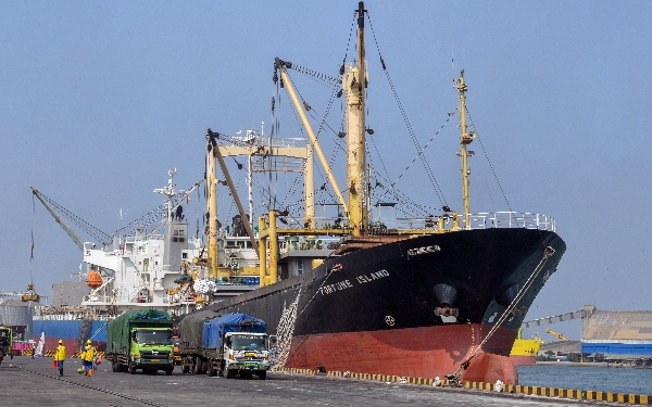 Thumbnail Dua pekerja kebersihan dengan APD lengkap sedang menyapu area sekitar lokasi bongkar muat beras di Pelabuhan Samudera 2 Subholding PT Pelindo Multi Terminal (SPMT) Branch Tanjung Emas Semarang, Rabu (22/5/2024). (Foto: Achmad Fazeri/Ketik.co.id)