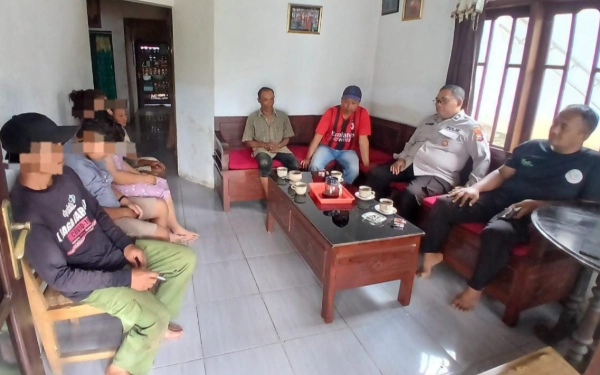 Thumbnail Berita - Anak di Kabupaten Malang Telepon 110 Adukan Ibu yang Memukulnya, Polisi Beri Nasihat