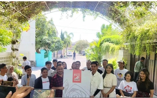 Resmi Anggota PSI, Pengurus DPP Datangi Rumah Kaesang Pangarep di Solo