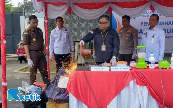 Thumbnail Berita - Kejari Kabupaten Malang Musnahkan Barang Bukti dari 64 Perkara, Mayoritas Narkoba