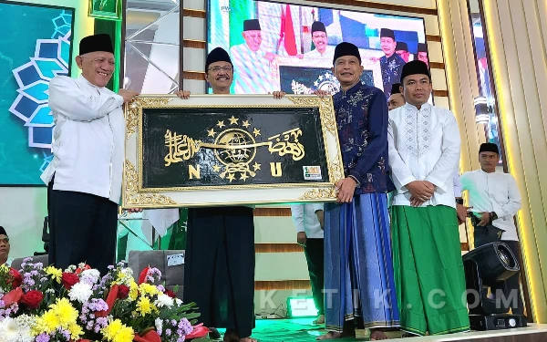 Thumbnail Berita - SELAMAT! Sukses Tuan Rumah Mujahadah Kubro. Wali Kota Malang Terima Pengharagaan dari PWNU Jatim