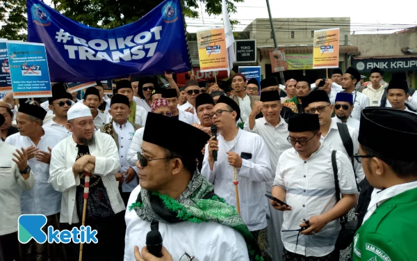 Thumbnail Berita - Bela Kiai dan Pesantren, Ribuan Santri Gelar Aksi Damai Jumat Putih di Polres Malang