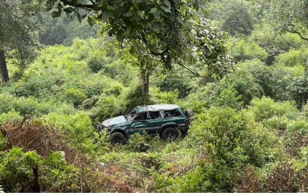 Thumbnail Berita - Land Cruiser Terjun ke Jurang di Poncokusumo Kabupaten Malang, 2 Orang Terluka