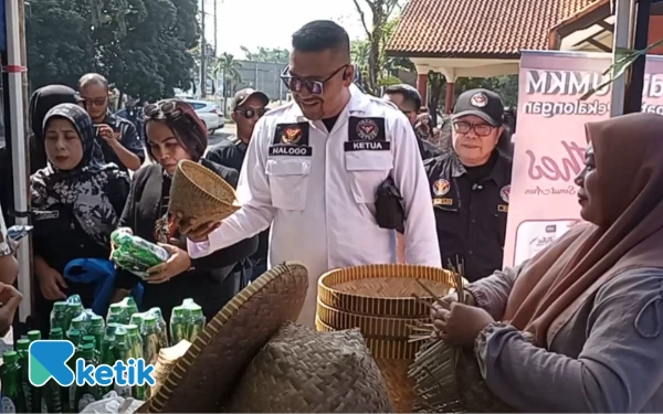 Thumbnail Ketua DPW Squad Nusantara Jawa Tengah, Didik Nalogo saat meninjau stand UMKM dan mengarahkan pengrajin bambu untuk meningkatkan cara pemasaran di acara pelantikan pengurus DPC Kabupaten Pekalongan, Rabu, 2 Juli 2025 (Foto: Slamet/Ketik)