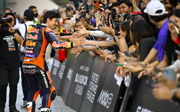 Thumbnail Selain berparade menggunanakan motor, rider-rider MotoGP juga berjalan menuju panggung utama sambil menyapa para penggemar. Tampak pembalap Red Bull KTM Tech 3 Maverick Vinales menyapa fans saat menuju panggung utama. (Foto: motogp.com)