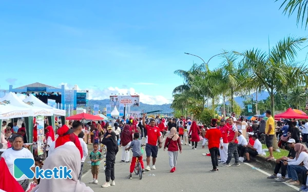 Thumbnail Denyut ruang publik di jantung Halmahera Selatan bertransformasi dalam ritual urban bertajuk Car Free Day, yang sengaja dirangkai sebagai refleksi sehat memperingati HUT ke-80 Republik Indonesia. Jalan raya yang biasanya dikuasai mesin-mesin bermotor, Senin 18 Agustus 2025 UMKM Mileniel Bacan Selatan berubah menjadi koridor sosial tempat warga berbaur dalam harmoni; dari anak-anak hingga orang tua, semua larut dalam euforia merah putih yang menandai pertemuan antara kebugaran jasmani dan nasionalisme simbolik. (Foto: Mursal/Ketik)