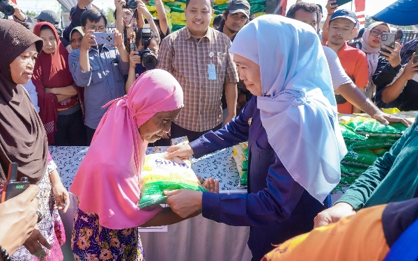 Thumbnail Berita - Khofifah Sabet Hati Emak-Emak Probolinggo! Pasar Murah Jadi Rebutan, Harga Bikin Dompet Tersenyum