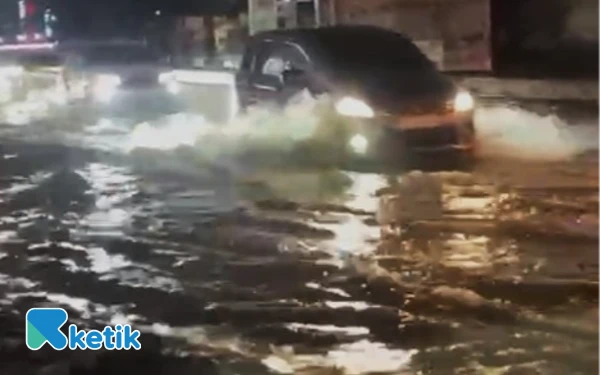 Thumbnail Berita - Bupati Subandi Datangi Lokasi dan Cek Pemicu Banjir di Depan Lippo Plaza