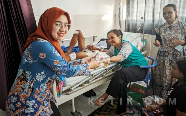 Thumbnail Berita - Senyum Penunggu Pasien saat Kebagian Takjil Ramadan di RSUD dr. Darsono Pacitan