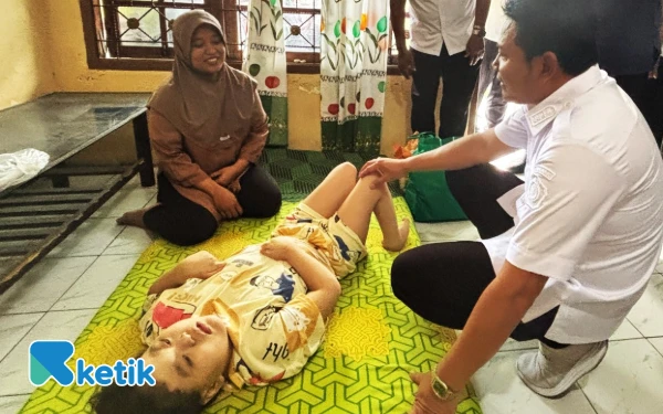 Thumbnail Berita - Bupati Sidoarjo Subandi Bantu Bocah Down Syndrome dan Penderita Hepatitis