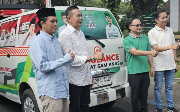 Thumbnail Berita - Hadir Bantu Warga, Wali Kota Malang dan Sekjen PKB Luncurkan Ambulans Gratis Sam Anas