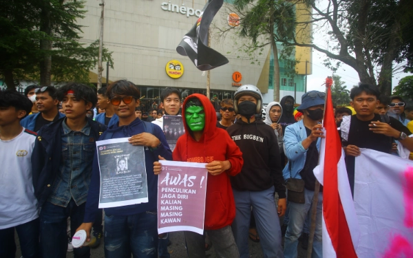 Thumbnail Ribuan Mahasiswa yang tergabung dalam Cipayung Plus, BEM Sumsel, Dema UIN RF Palembang, dan Aliansi Mahasiswa Sumsel melakukan aksi kekantor DPRD Sumatera Selatan, Jalan POM IX, Kecamatan Ilir Barat I, Senin, 1 September 2025. Mahasiswa mendesak DPR untuk tidak merealisasikan tunjangan bagi anggota dewan. Selain itu, mendesak DPR untuk segera merealisasikan RUU Perampasan Aset, Revisi UU Pemilu, dan evaluasi kinerja DPR. (Foto: Wahyu Rahmanto/Ketik)