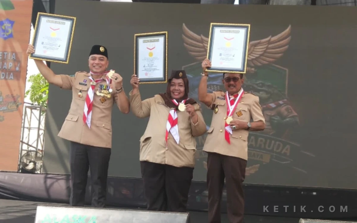 Thumbnail Berita - Pramuka Surabaya Pecahkan Tiga Rekor Muri, Eri Cahyadi Terharu 130 Ribu Peserta Basuh Kaki Orang Tua