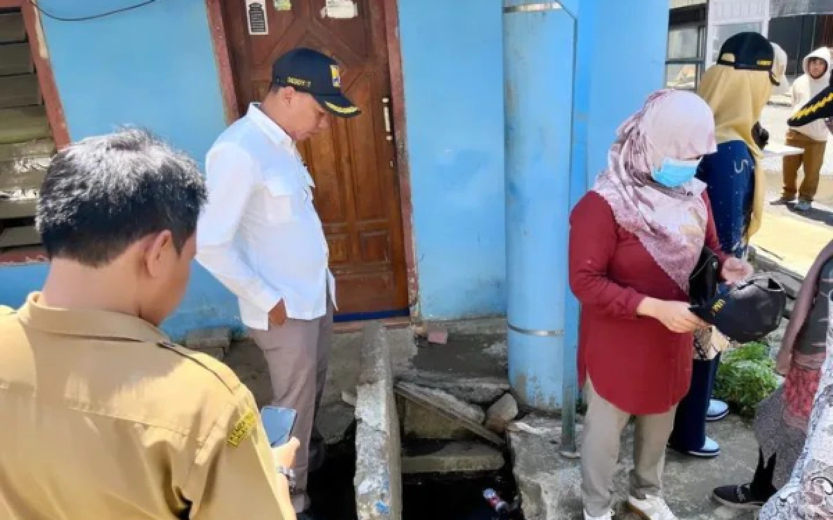 Dikeluhkkan Warga, Komisi B DPRD Lumajang Sidak Drainase di Senduro