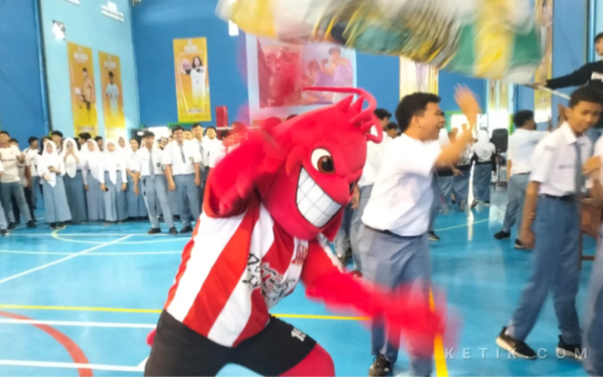Foto Maskot Deltras FC menghibur siswa-siswi SMA Antartika dengan yel-yel yang menarik. (Foto: Anas/Ketik.com)