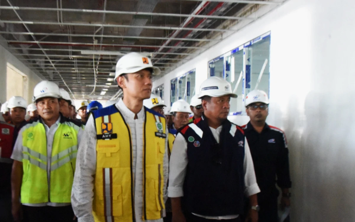 Thumbnail Berita - Kunjungi Ponpes Al Khoziny Bersama Bupati Subandi, Menteri AHY: Bangunan Harus Penuhi Standar Keselamatan