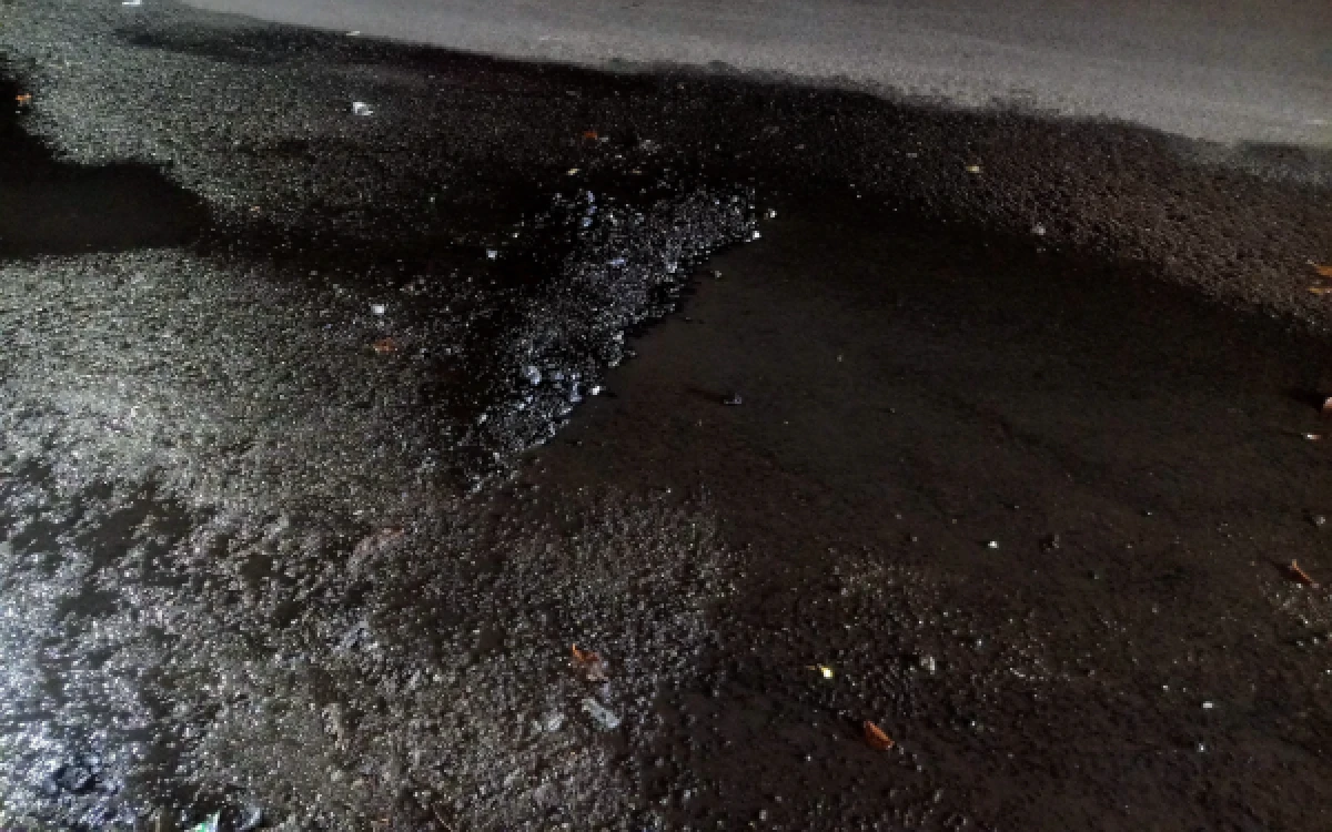 Foto Kondisi permukaan jalan yang tampak rusak di sekitar genangan air di Jalan Multatuli, Rangkasbitung, Jumat (23/10/2026) malam. (Foto: Abdul Kohar/Ketik.com).